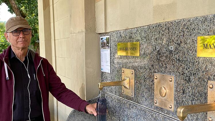 Kurgast Franz Ostermeier füllt sich regelmäßig Heilwasser vom Maxbrunnen ab, um etwas für seine Gesundheit zu tun. Foto: Angelika Despang