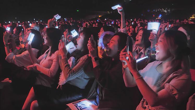 Tausende Fans besuchen Konzerte, um ihre K-Pop-Idole live zu erleben.