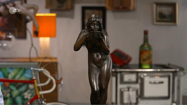 Deutlich schwergewichtiger pr&auml;sentierte sich das n&auml;chste Objekt: Die Bronze-Skulptur "Die Trinkende" des Bildhauers Victor H. Seifert machte ordentlich Eindruck. Laut Expertise sei die Figur zwischen 1910 und 1932 "in Massen produziert worden". Wegen ihres guten Zustands hielt sie dennoch 1.900 bis 2.200 Euro f&uuml;r realistisch.