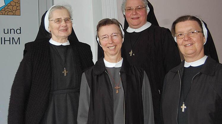 Sie tragen die Verantwortung für das Jubiläum (von links): Schwester Silvia (Archiv), Generalvikarin Schwester Martina, Mutterhausoberin Schwester Claudia und Generaloberin Schwester Regina.