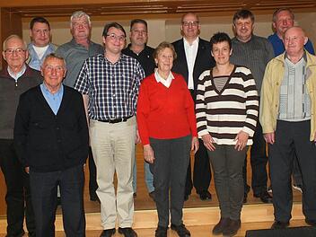 Alte und neue Vorstandsmitglieder des Josefvereins mit Pfarrer Helmut Hetzel (hinten 3. v. r.) Foto: maw