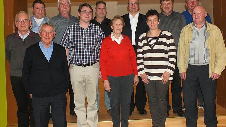 Alte und neue Vorstandsmitglieder des Josefvereins mit Pfarrer Helmut Hetzel (hinten 3. v. r.) Foto: maw