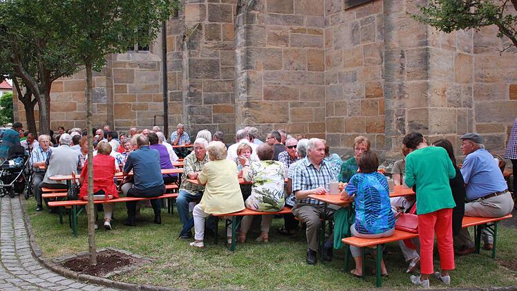 Im Schatten der Stadtpfarrkirche St. Laurentius lässt es sich gut feiern. Zumindest beim Laurentiusfest, dem Patronatsfest der katholischen Gemeinde in Ebern. Foto: Katharina Becht