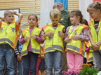 Wie toll ihre neuen Westen aussehen, zeigen die Erstklässler wie professionelle Models auf der Bühne. (Foto: Rainer Lutz)