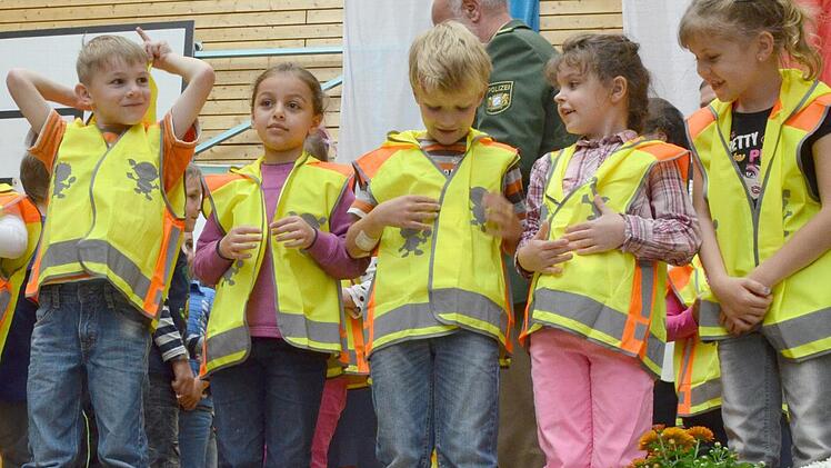 Wie toll ihre neuen Westen aussehen, zeigen die Erstklässler wie professionelle Models auf der Bühne. (Foto: Rainer Lutz)