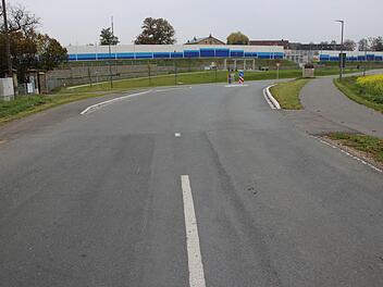 Auch nicht einfach zu verstehen: Wer von der Bahnhofsunterführung kam und auf den Radweg kommen wollte, musste erst Richtung Schön-Klinik fahren und dann - hier rechts im Bild - auf die Zufahrt abbiegen.