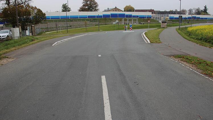 Auch nicht einfach zu verstehen: Wer von der Bahnhofsunterführung kam und auf den Radweg kommen wollte, musste erst Richtung Schön-Klinik fahren und dann - hier rechts im Bild - auf die Zufahrt abbiegen.