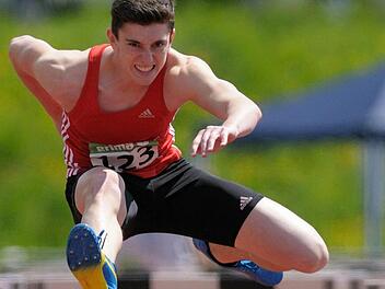 Niklas Wiesner benötigte für die 110 Meter Hürden 16,43 Sekunden. Auch im Weit- und Hochsprung überzeugte er und holte sich die Goldmedaille im Zehnkampf. Foto: Peter Müller