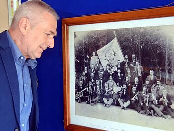 Norbert Metz mit einem Foto das die Vereinsmitglieder 1896, also beim fünfjährigen Vereinsbestehen zeigt. Foto: Peter Rauch