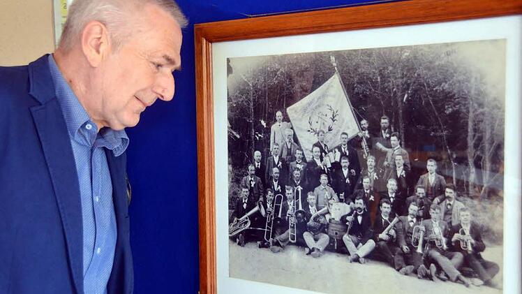 Norbert Metz mit einem Foto das die Vereinsmitglieder 1896, also beim fünfjährigen Vereinsbestehen zeigt. Foto: Peter Rauch