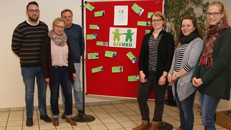 Engagiert in Sachen Menschlichkeit: der neue Vorstand von "Kivuko" mit (von links) Kassenwart Christopher Klier, Beisitzerin Luitgard Haßler, Kassenprüfer Ernst Haßler, erster Vorsitzender Corinna Haßler, zweiter Vorsitzender Kathrin Blank und Schriftführerin Eva Schmiedeberg. Es fehlen: zweite Vorsitzende Franziska Stöhr, Kassenprüferin Alexandra Keller und Beisitzerin Teresa Dorsch. Foto: Mario Deller