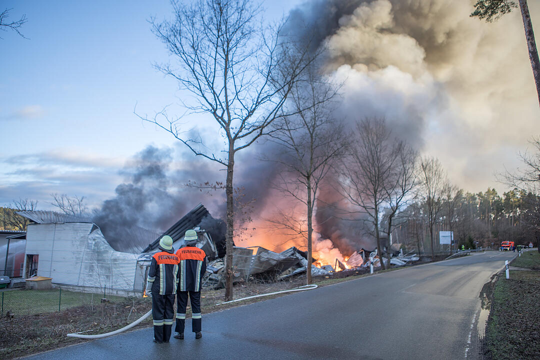 Giftige Rauchwolke über Mittelfranken: Lagerhalle in Roth steht in Flammen