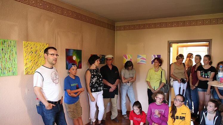 Oliver Schikora (links) spricht bei der Eröffnung der Ausstellungen. Thomas Malz