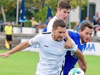 Maximilian Vetter (vorne) im Zweikampf mit einem Schwabacher, dahinter Felix Popp. Foto: Schmitt
