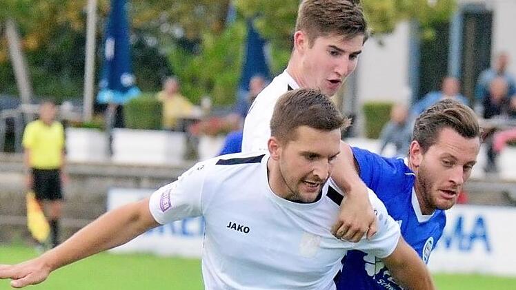 Maximilian Vetter (vorne) im Zweikampf mit einem Schwabacher, dahinter Felix Popp. Foto: Schmitt