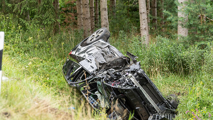 Auto ger&auml;t auf Gegenfahrbahn: drei Verletzte