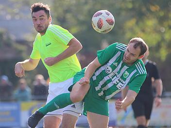 Zum Kampf um den Ball verabredet haben sich hier Benedikt Carton vom SV Riedenberg (links) und André Tiedemann vom FC Untererthal.  Foto: Sebastian Schmitt