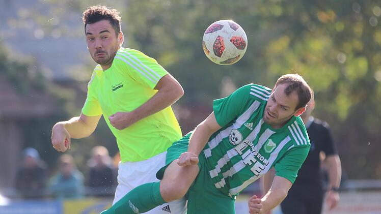 Zum Kampf um den Ball verabredet haben sich hier Benedikt Carton vom SV Riedenberg (links) und André Tiedemann vom FC Untererthal.  Foto: Sebastian Schmitt