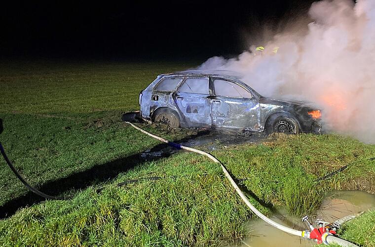 Großheirath: Jugendliche zünden nach Spritztour Auto mit Brandbeschleuniger an und flüchten - Polizei ermittelt
