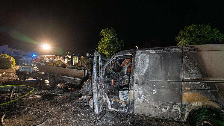 Rattelsdorf: Unbekannte setzen mehrere Baumaschinen in Brand - 300.000 Euro Schaden