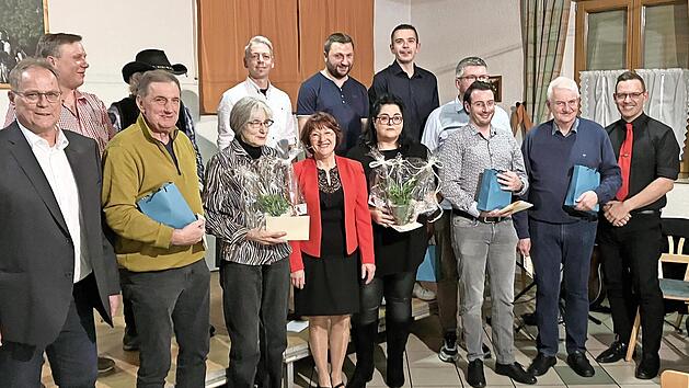 B&uuml;rgermeister Norbert Gro&szlig;, Vorsitzende Marianne Leykam und die geehrten Mitglieder.