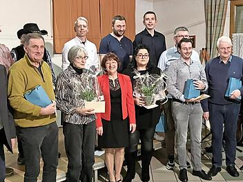 Bürgermeister Norbert Groß, Vorsitzende Marianne Leykam und die geehrten Mitglieder.