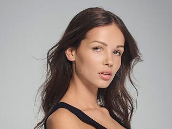 "Als trans Frau fühle ich mich super wohl mit meinem Körper", verrät GNTM-Model Lisa.