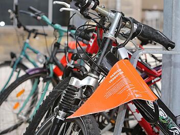 Beim Fahrrad hat die Parkkralle die Form eines Fähnchens. Fotos: Matthias Hoch