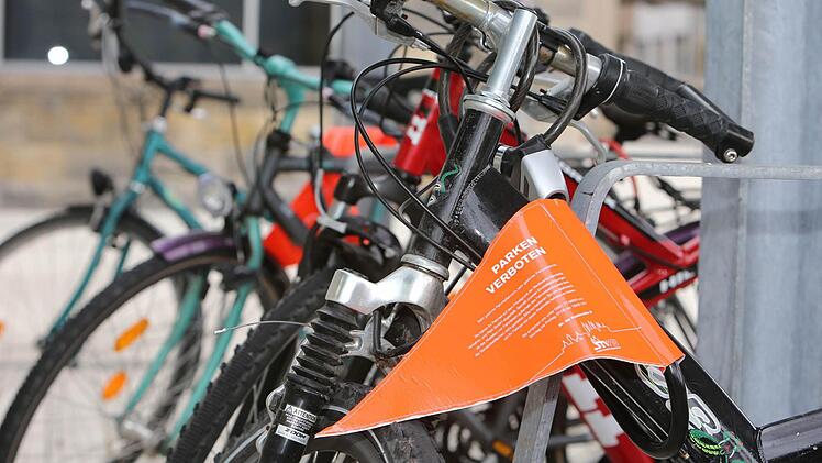 Beim Fahrrad hat die Parkkralle die Form eines Fähnchens. Fotos: Matthias Hoch