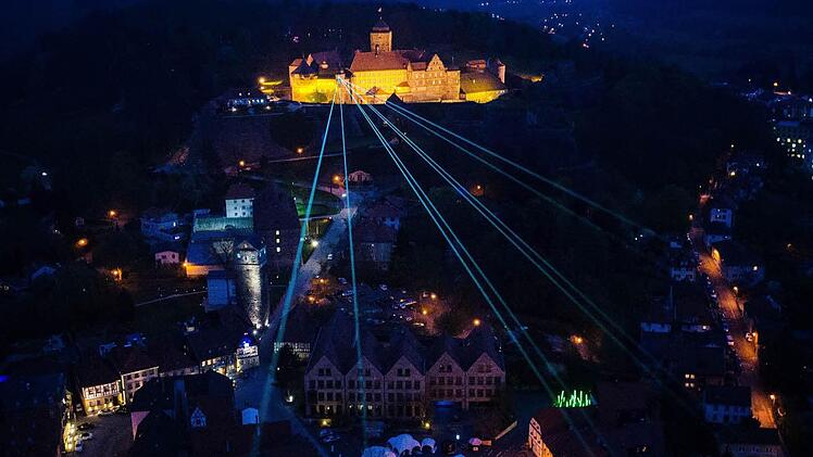"Über den Dächern von Kronach" lautet heuer das Motto von "Kronach leuchtet". Es gibt wieder eine Laserprojektion von der Festung auf die Altstadt.  Foto: Otmar Fugmann