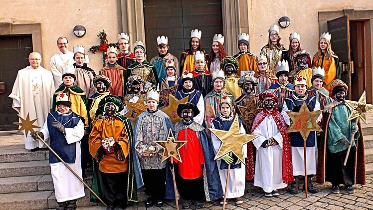 Die Buben und Mädchen in Sand brachten den Segen der Sternsinger in die Häuser. Foto: Alfons Beuerlein