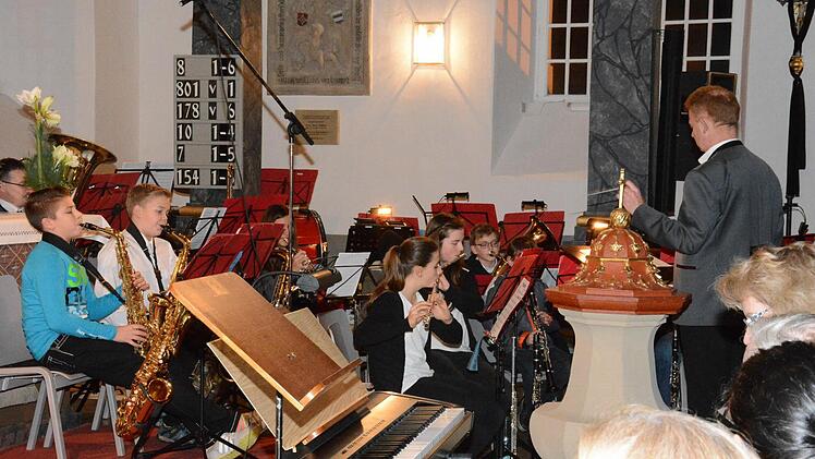 Die Jugendbläsergruppe der Weisachtaler Blasmusik Maroldsweisach spielte sich in die Herzen der vielen Zuhörer in der evangelischen Kirche. Foto: Schmidt