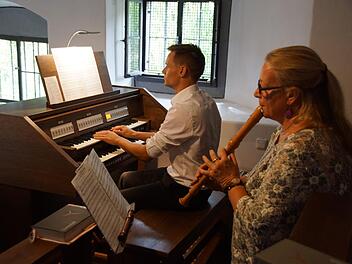 Beim Gottesdienst zum Patrozinium und zur Orgelweihe in Schönbach setzten Florian Mayer und Angelika Eirich besondere musikalische Akzente.Sabine Weinbeer
