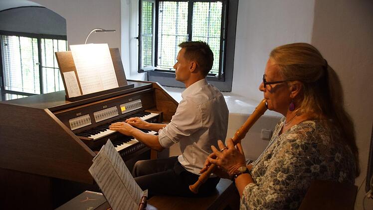 Beim Gottesdienst zum Patrozinium und zur Orgelweihe in Schönbach setzten Florian Mayer und Angelika Eirich besondere musikalische Akzente.Sabine Weinbeer