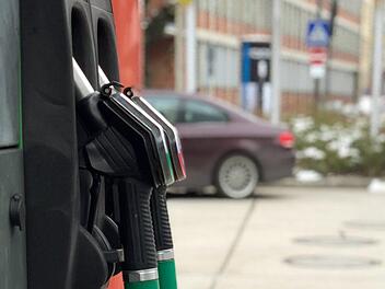 An einer Tankstelle in Kulmbach hat ein Busfahrer eine Zapfs&auml;ule umgefahren und ist danach geflohen. Symbolbild: Linda Vogt/dpa