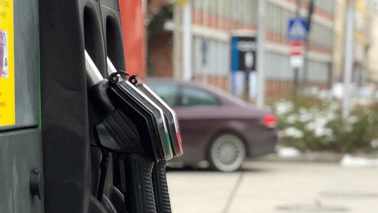An einer Tankstelle in Kulmbach hat ein Busfahrer eine Zapfs&auml;ule umgefahren und ist danach geflohen. Symbolbild: Linda Vogt/dpa