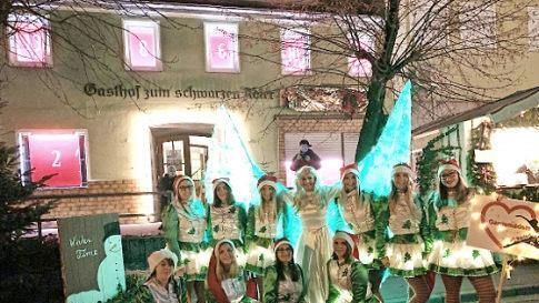 Die Parade endete vor dem Weihnachtshaus.