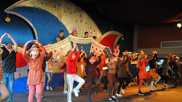Als F&uuml;chse begeisterte die zweit&auml;lteste Tanzriege beim Jugend in der B&uuml;tt die G&auml;ste. Foto: Evelyn Schneider