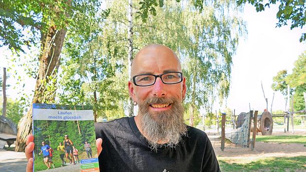 Bernd Deschauer präsentiert sein neues Buch auf der Erba-Insel, ebenfalls ein Ausgangspunkt für eine Laufstrecke. Foto: Marion Krüger-Hundrup