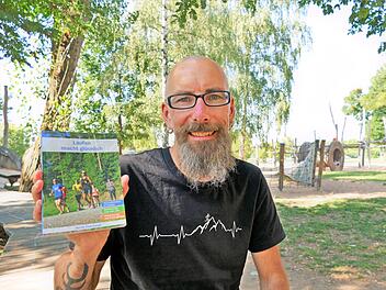 Bernd Deschauer präsentiert sein neues Buch auf der Erba-Insel, ebenfalls ein Ausgangspunkt für eine Laufstrecke. Foto: Marion Krüger-Hundrup