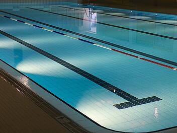 Im HofBad in Hof gibt es ein 25-Meter-Becken zum Schwimmen.