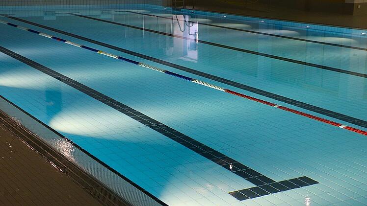 Im HofBad in Hof gibt es ein 25-Meter-Becken zum Schwimmen.