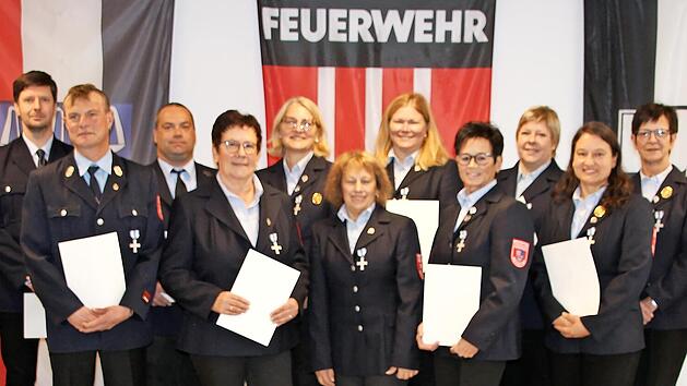 Für 25 Jahre Treue zur Feuerwehr dankten (v. l.) Bürgermeister Armin Warmuth und Kreisbrandmeister Elmar Eisenmann sowie (r.) Kreisbrandinspektor Thomas Eyrich den Frauen und Männern für ihr ehrenamtliches Engagement mit dem silbernen Feuerwehrkre...