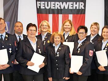 Für 25 Jahre Treue zur Feuerwehr dankten (v. l.) Bürgermeister Armin Warmuth und Kreisbrandmeister Elmar Eisenmann sowie (r.) Kreisbrandinspektor Thomas Eyrich den Frauen und Männern für ihr ehrenamtliches Engagement mit dem silbernen Feuerwehrkre...