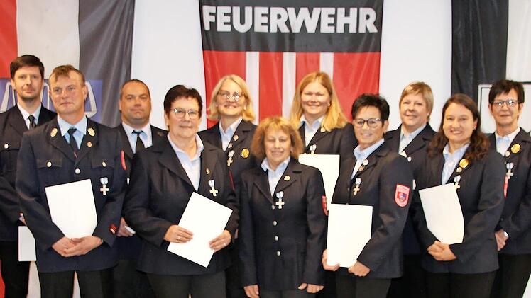Für 25 Jahre Treue zur Feuerwehr dankten (v. l.) Bürgermeister Armin Warmuth und Kreisbrandmeister Elmar Eisenmann sowie (r.) Kreisbrandinspektor Thomas Eyrich den Frauen und Männern für ihr ehrenamtliches Engagement mit dem silbernen Feuerwehrkre...