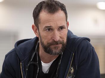 Der junge Dr. Carter aus "Emergency Room" ist ein bisschen in die Jahre gekommen. F&uuml;r "The Pitt", das endlich auch in Deutschland beim neuen Streamer HBO Max startet, gewann Schauspieler Noah Wyle als Notaufnahmen-Chef Dr. "Robby" Robinavitch den Emmy als "Bester Hauptdarsteller". Auch der Preis als "Beste Dramaserie" ginge an "The Pitt".