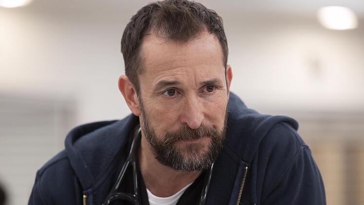 Der junge Dr. Carter aus "Emergency Room" ist ein bisschen in die Jahre gekommen. F&uuml;r "The Pitt", das endlich auch in Deutschland beim neuen Streamer HBO Max startet, gewann Schauspieler Noah Wyle als Notaufnahmen-Chef Dr. "Robby" Robinavitch den Emmy als "Bester Hauptdarsteller". Auch der Preis als "Beste Dramaserie" ginge an "The Pitt".