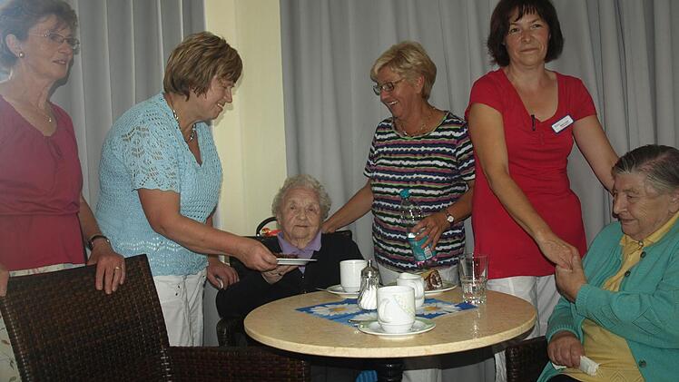 Jeden Mittwoch- und Sonntagnachmittag hat das Café im Seniorenzentrum Kramerswiesen in Oerlenbach geöffnet. Das setzt voraus, dass sich genügend Helfer finden. Die Verantwortlichen um Ilse Erhard und Helga Rauh hoffen auf stärkere Unterstützung. Foto: Stefan Geiger