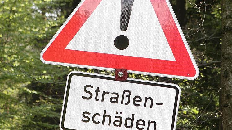 In Höhe des Tierheims weist dieses Schild auf Straßenschäden hin.