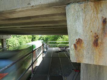 Der Beton der Überführung in der Berliner Straße zeigt Spuren von Korrosionsschäden. Foto: Arkadius Guzy